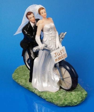 Svatební figurky ženich a nevěsta na motorce