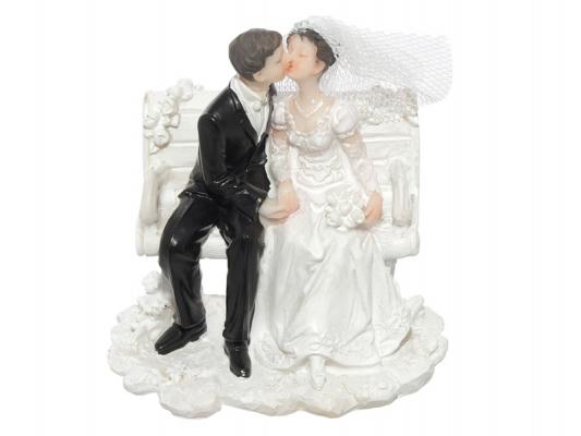 Svatební figurky ženich a nevěsta na lavičce