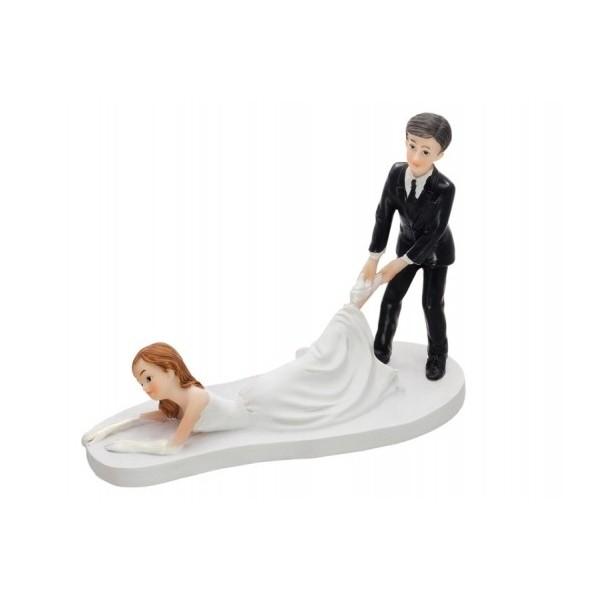 Svatební figurky ležící nevěsta